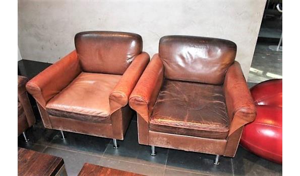 salongarnituur, best uit driezits, tweezits en 2 fauteuils in bruine skai plus vierkante salontafeltjes